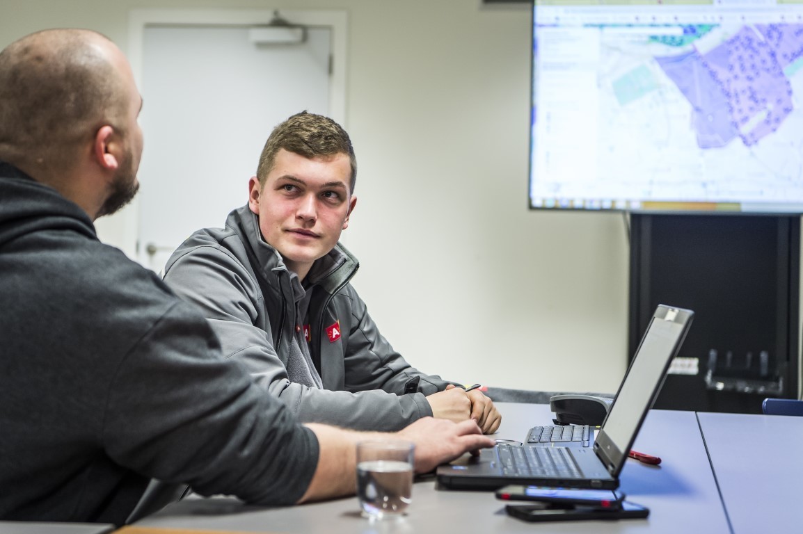 Parkeerwachter woont de dagelijkse briefing bij Parkeerwachter woont de dagelijkse briefing bij